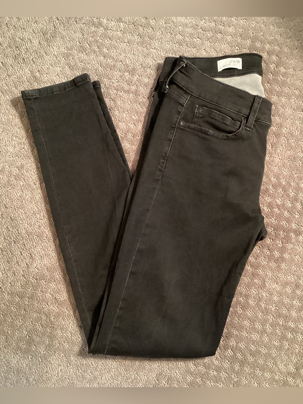 Gap 1969 legging Jeans, 30”L, 8”rise. Has stretch. Color is black size is 29/8.